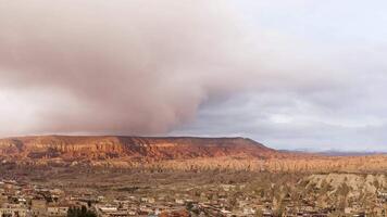 aereo Visualizza a partire dal fuco di montagne e rocce nel Cappadocia vicino goreme, tacchino. azione. bellissimo roccioso valle con case su nuvoloso cielo sfondo. video