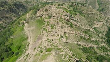 antico villaggio su superiore di montagna. azione. superiore Visualizza di mistico abbandonato insediamento su superiore di montagna. abbandonato pietra case su montagna video