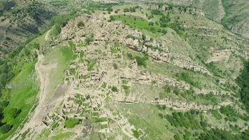 antico villaggio su superiore di montagna. azione. superiore Visualizza di mistico abbandonato insediamento su superiore di montagna. abbandonato pietra case su montagna video