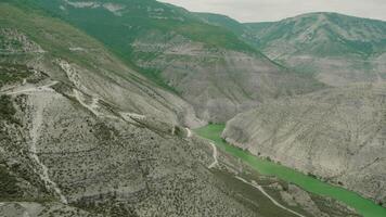 oben Aussicht von Berg Pisten mit gefährlich Straßen. Aktion. Wicklung Straßen auf Pisten von Grün Berge. schön gefährlich Straßen im Grün Berge video