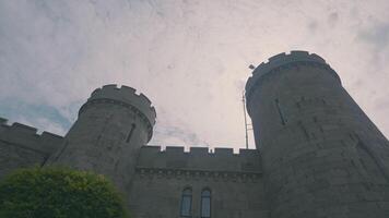 parte inferiore Visualizza di medievale castello. azione. grande pietra castello su sfondo di soleggiato cielo. bellissimo medievale castello quello ha stato conservato per nostro tempo video