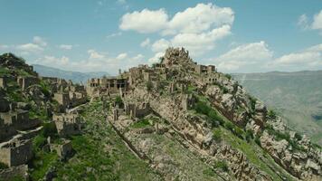 uralt Stein Stadt auf Felsen auf Hintergrund von Berge. Aktion. tolle Siedlung von Felsen Häuser auf oben von Berg. Attraktion von Dagestan - - Dorf von Geist im Berge video