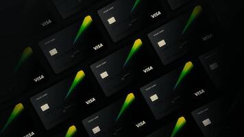 abstract Visa credit kaarten, investering concept. beweging. rijen van nieuw gestileerde credit of debiteren grijs kaarten met een groen straal in beweging Aan een donker achtergrond. video