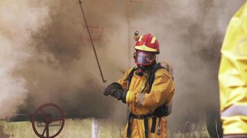 i vigili del fuoco uso loro attrezzatura. clip. i soccorritori uso acqua per spegnere o dai un'occhiata il operazione di il inventario . video