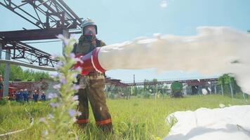 vérification travail de sapeurs pompiers ou des employés de urgence prestations de service. agrafe. une homme chèques le travail de Feu extincteur mousse sur le rue. video