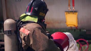flusso di lavoro. clip. un' pompiere nel uniforme e casco usi schiuma . video