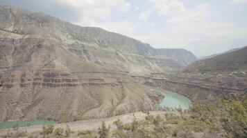 aereo Visualizza di un' curvatura fiume fluente sopra verde alto colline coperto di foschia. azione. curvatura bellissimo fiume e un' pittoresco valle, Indonesia. video