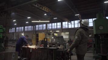 produzione.in.fabbrica. clip. il flusso di lavoro a il fabbrica dove il capo controlli il produzione video