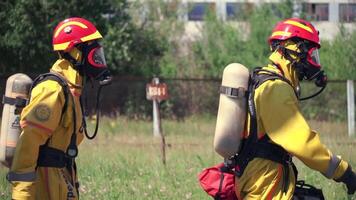 verificación trabajo en ambiental la seguridad . acortar. hombres en el trabajando proceso de fuego luchando con fuego detectores. video