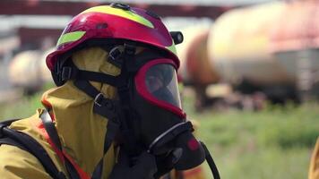 arbetssätt ögonblick. klämma. människor prestera arbete i gas masker med farlig explosiva varor och rök video