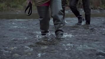 flusso di lavoro. clip. un' uomo nel speciale Abiti a piedi lungo il fiume con il suo colleghi video