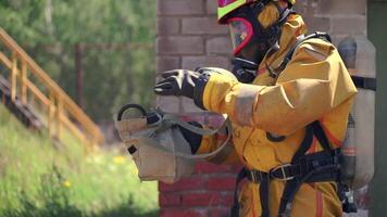 verifica opera su ambientale sicurezza . clip. uomini nel il Lavorando processi di fuoco combattente con fuoco rilevatori. video