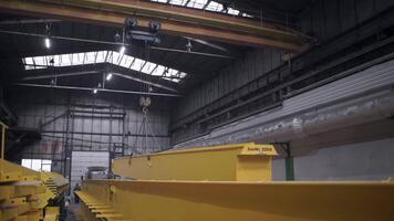 flusso di lavoro. clip. enorme attrezzatura a il fabbrica di pesante produzione. video