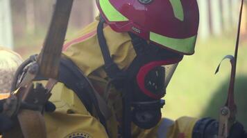 controle de gas- masker. klem. een Mens in een gas- masker ademt giftig lucht gedurende de werk werkwijze met de helpen van zijn partner. video