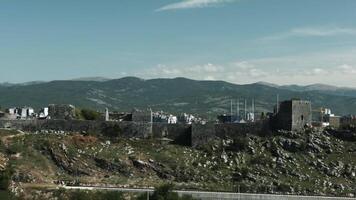 uma lindo olho do pássaro Visão do a panorama. criativo. Alto montanha gamas Próximo para velho edifícios e casas e uma azul céu com pequeno branco nuvens. video