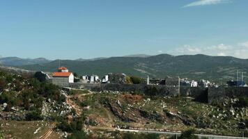 uma lindo olho do pássaro Visão do a panorama. criativo. Alto montanha gamas Próximo para velho edifícios e casas e uma azul céu com pequeno branco nuvens. video