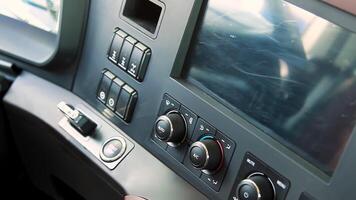 fechar acima do passageiro carro instrumento painel com muitos botões e controladores. cena. interior do uma moderno confortável veículo. video