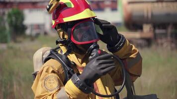 travail dans une gaz masque. agrafe. travail moment dans le danger zone dans une spécial costume video