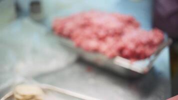 Produção dentro a Comida fazer compras. grampo. uma mulher dentro uma especial avental e luvas faz dumplings em uma especial ferro mesa. video