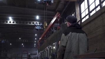 trabalhos às a fábrica. grampo. homens trabalhos dentro pesado Produção com ferro. video