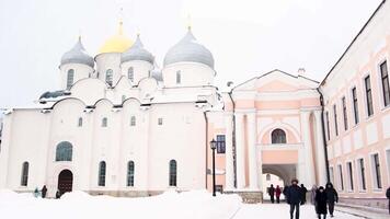 st. Sophia Kathedrale und das architektonisch Ensemble, weliky Nowgorod, Russland im sonnig kalt Winter Tag. Konzept. historisch Platz mit ein groß Tempel. video