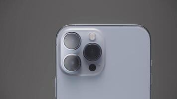 Shenzhen - - China, 16.10.2021. iPhone 13 Profi max mit drei Kameras im Silber Farbe. Aktion. Präsentation von ein Neu technologisch Smartphone von hoch Qualität. video