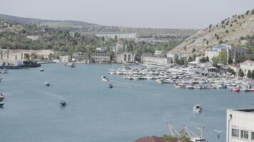 aérien vue de luxe Port sur une été journée avec beaucoup yachts. action. été petit ville avec croissance des arbres et montagnes. video