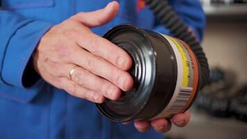 Überprüfung Gas Masken. Clip. testen von Neu Gas Masken im das Arbeitsablauf beim Fabriken video
