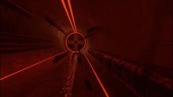 vliegend binnen vuil donker ondergronds tunnel met rood verlichting en spinnen messen van ventilatie rooster. ontwerp. riolering systeem en vloeiende verspilling water. video