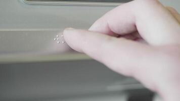 dichtbij omhoog van mannetje hand- aanraken braille Aan een metaal teken. hdr. visueel verminderd of Blind persoon gebruik makend van hand- naar lezen informatie Aan een metaal teken. video