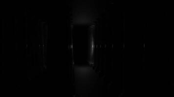 oscuro corredor con que se acerca oscuridad. diseño. oscuro corredor con Moviente neón ligero con oscuridad a fin. desmayarse ligero enfoques a lo largo oscuro corredor y desaparece dentro oscuridad video