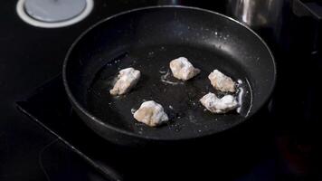 eigengemaakt gebakken kip borst in een frituren pan. kunst. dichtbij omhoog van draaien gehakt kip borst in meel Bij de keuken. video