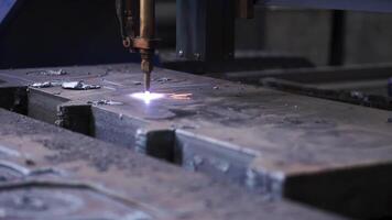 Schneiden Metall mit ein Laser. Clip . ein dick Laser- Strahl schneidet Metall und alles funkelt. video