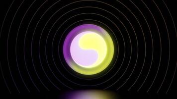 rotante multicolore cerchio su nero sfondo con anelli. yin e yang. design. bellissimo cerchio ruota con anelli su nero sfondo. cerchio nel centro con divergente anelli in giro video