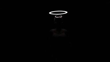silhouet van Mens beangstigend wandelen in donker. ontwerp. eng animatie met silhouet van wandelen persoon en knippert lichten. silhouet van wandelen Mens met knippert halo in duisternis video