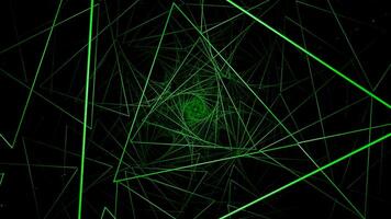 färgrik triangel- energi tunnel på en svart bakgrund, sömlös slinga. design. roterande smal silhuetter av trianglar. video