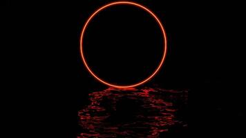 Neon- Ring mit Betrachtung im Wasser auf schwarz Hintergrund. Design. schön Ring leuchtet über dunkel Wasser. Wellen von Wasser mit reflektiert Licht von Kreis video