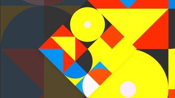 geometría en abstracción. movimiento. pequeño diferente triangulos círculos y cuadrícula en brillante rojo amarillo azul verde colores cambio y combinar cambiando su sitio y el formas ellos mismos. video