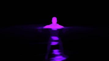 abstrakt Visualisierung von ein männlich lila Silhouette Schwimmen im dunkel Wasser. Design. Mann ziehen um im Wasser auf ein schwarz Hintergrund. video