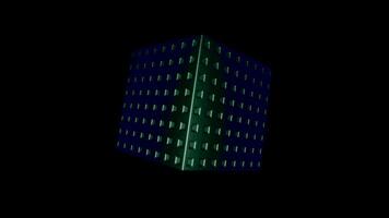roterande 3d kub på svart bakgrund. design. metall kub roterar i noll allvar. metall kub av kosmisk ursprung i mörk video
