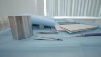 quirúrgico instrumentos y herramientas en el operando habitación. acción. cerca arriba de médico equipo a el hospital. video