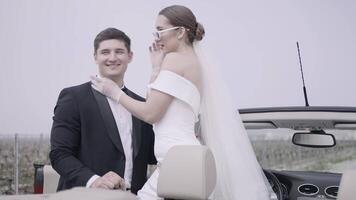 Casamento fotografia. Ação. uma Casamento dentro natureza com dois jovem e lindo pessoas, alguns estão fotografado dentro a floresta e outras Próximo para a carro e a noiva dentro óculos. video