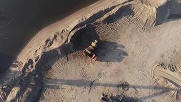 bouw Aan de kust. actie. reusachtig uitrusting bouwt iets De volgende naar de Woud en de stad, met een groot vrachtauto en een schip De volgende naar de zee. video