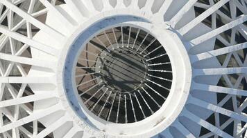 yeux d'oiseau voir. Stock images. une blanc grand monument avec une transparent lumière cambre à l'intérieur lequel est asphalte situé suivant à le route sur lequel voitures conduire. video