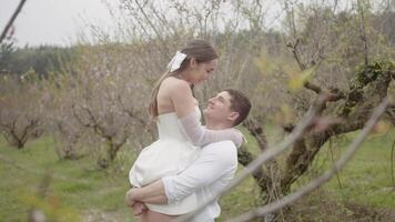 bruiloft fotografie. actie. een bruiloft in natuur met twee jong en mooi mensen, sommige zijn gefotografeerd in de Woud en anderen De volgende naar de auto en de bruid in bril. video