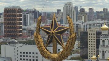 vlucht over- Moskou stad centrum met een gouden ster van Stalin hoog stijgen gebouw. voorraad filmmateriaal. architectuur van Sovjet unie keer. video