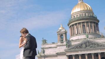 Fototermin von ein schön elegant Hochzeit Paar auf das Hintergrund von st. isaac 'S Dom. Aktion. liebend Braut und Bräutigam Umarmen beim das historisch Center von Heilige Petersburg, Russland. video