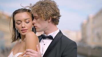 Hochzeit Fotografie. Aktion. ein schön Paar von Jungvermählten im Sommerstil Hochzeit Anzüge Pose mit Liebe video