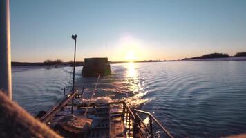 visie van drijvend aak achter schip. klem. handel aak drijft Aan rivier- Aan zonnig dag. aak is gehecht naar marinier schip. reclame en industrieel Verzending video