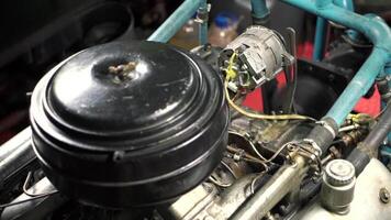 schließen oben von Arbeiten Motor- Mechanismus mit rotierend schnell Einzelheiten. Clip. industriell Hintergrund mit das Motor von ein Maschine. video